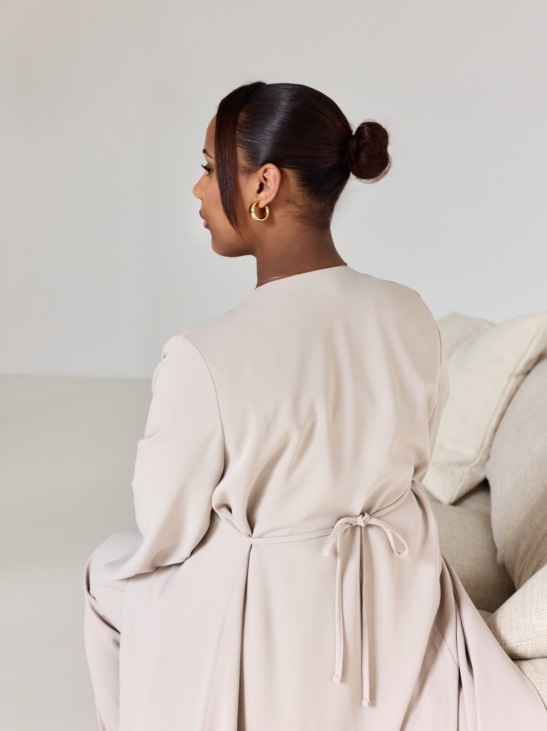 The button abaya