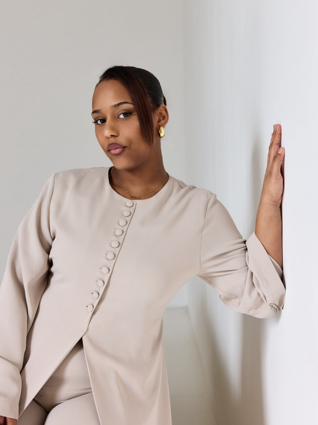 The button abaya
